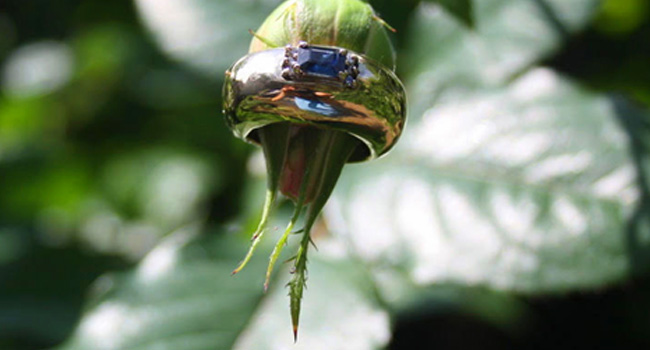 gouden ring gemaakt van oud goud met saffier en diamant